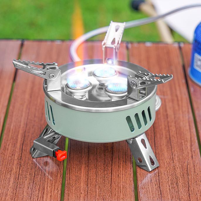 Kraftfuldt 6800W camping gasblus fra KokoonX med piezo-tænding. Fremstillet i rustfrit stål og aluminium. Kompakt, foldbart og ideelt til outdoor brug.